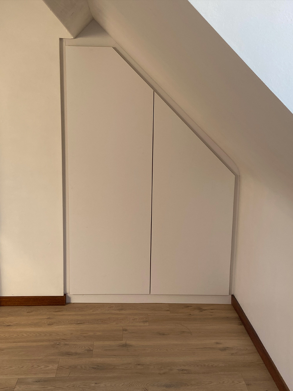 Menuiseries intérieures entièrement sur mesure, pensées pour allier esthétisme, praticité et durabilité. Mons Binche La Louvière Soignies