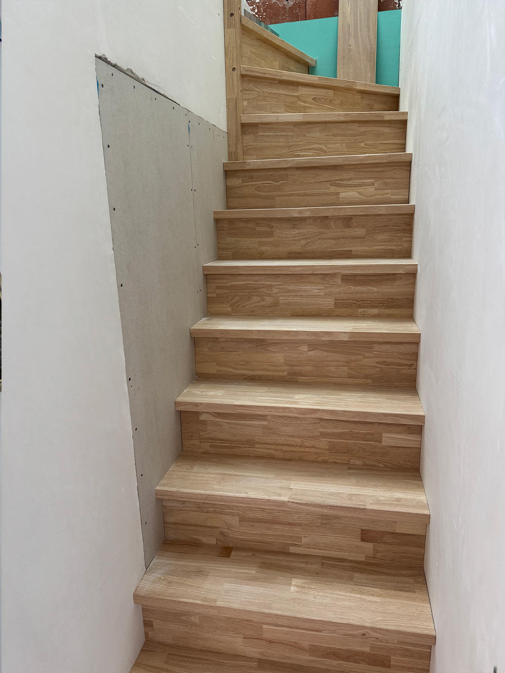 Menuiseries intérieures entièrement sur mesure, pensées pour allier esthétisme, praticité et durabilité. Mons Binche La Louvière Soignies